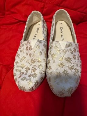 TOMS Women's Cream Slip-On Moccasins with Gold Floral Detail